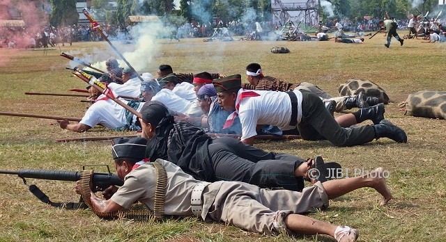 Warga yang berperan sebagai TKR memperagakan adehan pertempuran melawan tentara sekutu dalam sosiodrama Palagan Ambarawa di Lapangan Pancasila, kawasan Simpang Lima, Kota Semarang, Jateng, Kamis (17/8/2017). (JIBI/Solopos/Antara/R. Rekotomo)