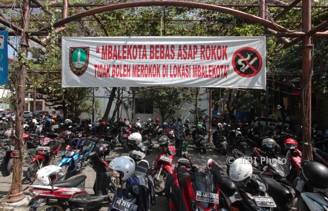 Spanduk larangan merokok terpasang di lokasi parkir motor di kompleks Balai Kota Solo, Selasa (18/7/2017). (M. Ferri Setiawan/JIBI/Solopos)