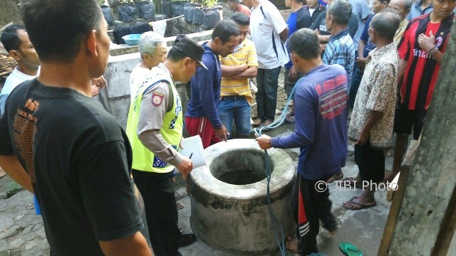 Evakuasi jasad Parti, petani yang ditemukan tewas di sumur di Dukuh Ngumpul Lor, Desa Ngumpul, Kecamatan Balong, Ponorogo, Kamis (10/8/2017). (Istimewa/Polres Ponorogo)