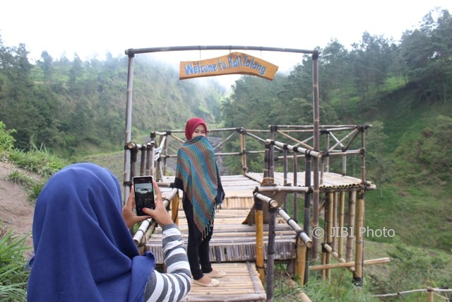 Pengunjung objek wisata Talang River berfoto di salah satu instalasi bambu dengan latar pemandangan gunung Merapi, di Desa Balerante, Kecamatan Kemalang, Klaten, Rabu (2/8/2017). (Cahyadi Kurniawan/JIBI/Solopos)