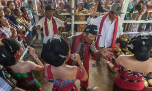 Warga menari bersama ledek atau penari tayub pada sedekah desa di Desa Sugihmanik, Tanggungharjo, Grobogan, Jateng, Selasa (8/8/2017). (JIBI/Solopos/Antara/Aji Styawan)
