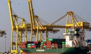 Kapal barang bersandar di Terminal Petikemas (TPK) Tanjung Emas, Semarang, Jateng, Jumat (11/8/2017). (JIBI/Solopos/Antara/Aji Styawan)
