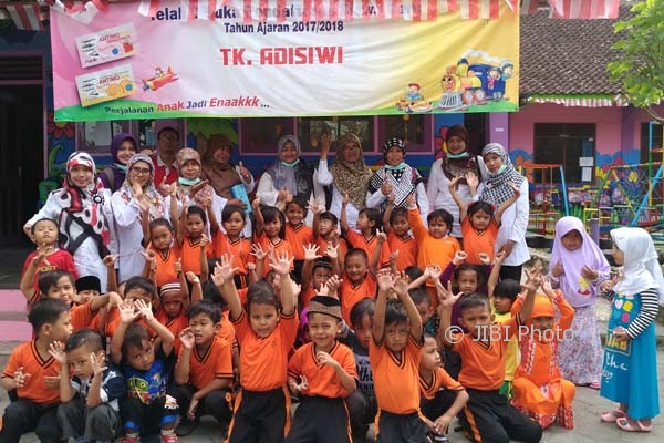 Puluhan siswa siswi TK Adi Siwi, Donotirto, Kasihan, Bantul berfoto bersama seusai menjalani imunisasi Measles Rubella, Jumat (4/8/2017). (Bhekti Suryani/JIBI/Harian Jogja)