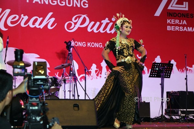 TKW asal Sragen, Erni Saraswati, bergaya di panggung Merah Putih saat peringatan Hari Kemerdekaan RI di Hong Kong, Minggu (6/8/2017). (Istimewa/Erni Saraswati)