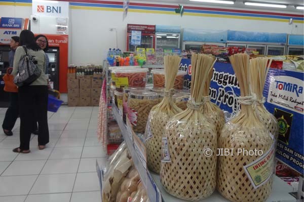Berbagai produk Usaha Mikro Kecil dan Menengah (UMKM) lokal Kulonprogo tampak ikut dipasarkan melalui Toko Milik Rakyat (Tomira) di wilayah Sentolo, Kulonprogo. Foto diambil pada 12 Juni 2017 lalu. (Rima Sekarani I.N./JIBI/Harian Jogja)
