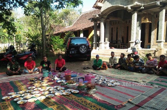 Warga Dukuh Trenceng, Desa Mrican, Kecamatan Jenangan, Ponorogo, menyelenggarakan syukuran dengan makan bersama setelah sumur dalam di dukuh tersebut mulai difungsikan, Selasa (1/8/2017). (Abdul Jalil/JIBI/Madiunpos.com)