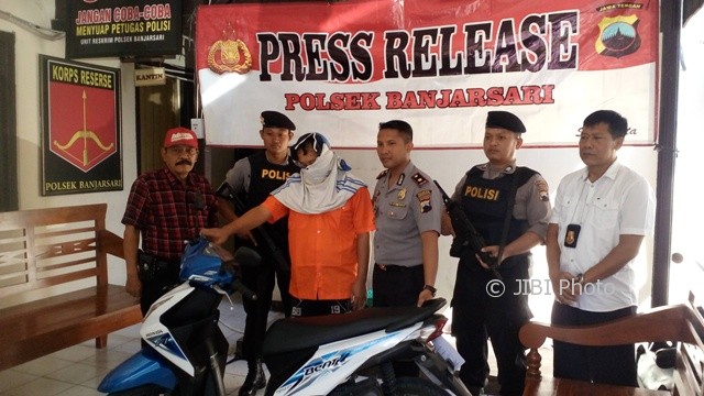 Kapolsek Banjarsari Kompol I Komang Sarjana (tiga dari kanan) menunjukkan satu pelaku curanmor yang berhasil ditangkap polisi di Mapolsek, Selasa (1/8/2017). (Muhammad Ismail/JIBI/Solopos)