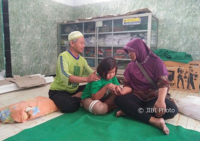 Sabarudin memijat pasien di rumahnya RT 001/RW 002, Kelurahan Kertosari, Kecamatan Babadan, Ponorogo, Senin (31/7/2017). (Abdul Jalil/JIBI/Madiunpos.com)