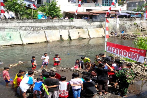 Warga Tegal Panggung, Danurejan sedang melaksanakan kegiatan perlombaan untuk memerihkn HUT RI ke-72 di tengah Kali Code tepatnya di selatan Jembatan Jambu, Kamis (17/8/2017) (Ujang Hasanudin/JIBI/Harian Jogja)