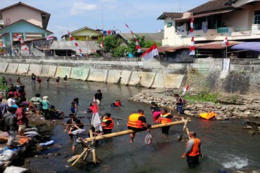 Warga Tegal Panggung, Danurejan sedang melaksanakan kegiatan perlombaan untuk memerihkn HUT RI ke-72 di tengah Kali Code tepatnya di selatan Jembatan Jambu, Kamis (17/8/2017) (Ujang Hasanudin/JIBI/Harian Jogja)