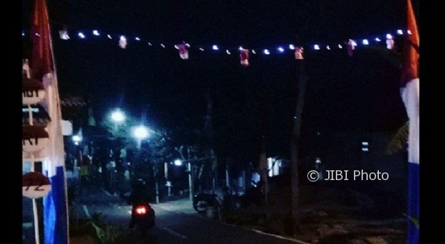 Umbul-umbul berwarna merah-putih-biru dipasang menjelang Hari Kemerdekaan di Jl. Tirtoning, Kelurahan Tegalrejo, Kecamatan Argomulyo, Kota Salatiga, Jateng. (Facebook.com-Mohammad Alfalah)