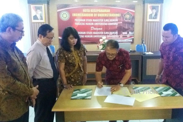 Suasana penandatanganan kerjasama antara Program Studi (Prodi) Magister Ilmu Hukum Fakultas Hukum Universitas Janabadra (UJB) Jogja dengan Magister Ilmu Hukum Universitas Udayana Bali, di Kampus UJB Jalan Timoho, Kota Jogja, Kamis (3/8/2017). (Foto istimewa/dokumen)