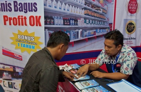 Penjaga stan menjelaskan bisnis waralaba jasa perawatan kendaraan kepada pengunjung pameran waralaba di Semarang, Jateng, Jumat (11/8/2017). (JIBI/Solopos/Antara/R. Rekotomo)