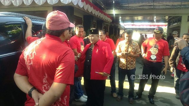 Bupati Sukoharjo, Wardoyo Wijaya menyalami kader dan stakeholder Sukoharjo yang mengantarkannya mengembalikan berkas formulir pendaftaran bakal calon Gubernur Jateng, Kamis (10/8/2017). Ratusan warga berangkat dari Rumdin Bupati. (Trianto Hery Suryono/JIBI/Solopos)