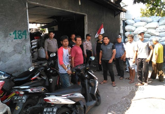 Warga RT 013/RW 008 Kadipiro, Banjarsari, Solo, mendatangi sebuah pabrik pengolahan ban bekas di Jl. Kol. Sugiyono Solo karena dianggap mengganggu lingkungan, Sabtu (5/8/2017). (Ivan Andimuhtarom/JIBI/Solopos)
