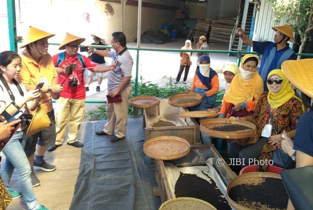 Biro wisata mancanegara dan dalam negeri melihat proses pembuata jamu di pabrik jamu Sabdo Palon, Nguter, Sukoharjo, Kamis (3/8/2017). (Danur Lambang Pristiandaru/JIBI/Solopos)