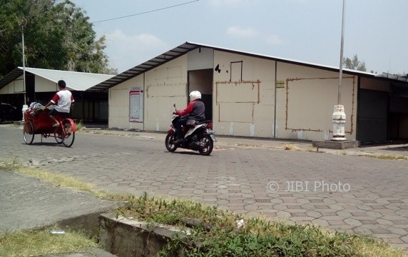 Warga melintas di sekitar bangunan kios darurat Pasar Klewer di Alun-alun Utara Keraton Solo, belum lama ini. (Bayu Jatmiko Adi/JIBI/Solopos)