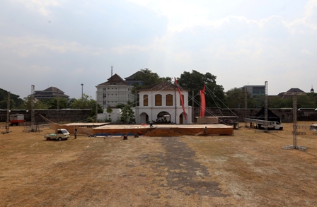 Pekerja menyelesaikan pemasangan panggung acara Solo International Performing Arts (SIPA) 2017 di Benteng Vastenburg, Solo, Selasa (5/9/2017). Acara bertajuk Bahari Kencana Maestro Karya tersebut akan diselenggarakan Kamis-Sabtu (7-9/9/2017). (Nicolous Irawan/JIBI/Solopos0