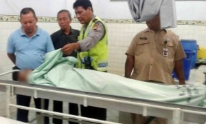 Kapolsek Sragen Kota AKP Suseno (kiri) melihat kondisi jenazah Bambang Hariyanto yang meninggal dunia mendadak di kamar mayat RSUD dr. Soehadi Prijonegoro Sragen, Rabu (6/9/2017) malam. (Istimewa/ AKP Suseno/Polsek Sragen Kota)