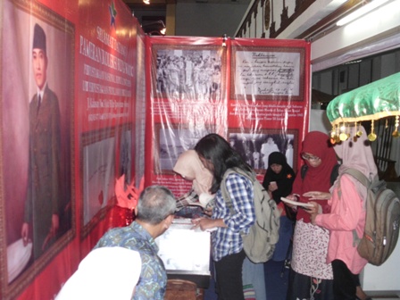 Sejumlah pengunjung melihat-lihat koleksi buku dan foto Bung Karno di stan Perpustkaan dan Museum Proklamator Bung Karno pada Pameran Museum Goes to Campus di Auditorium Universitas Sebelas Maret (UNS) Solo, Rabu (6/9/2017). (Insetyonoto/JIBI/Solopos)