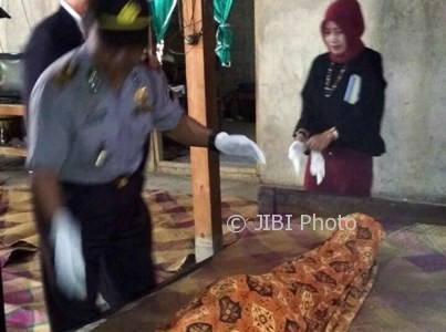 Kapolsek Sidoharjo AKP Agus Taruna memeriksa kondisi jenazah Setroyo, 86, yang meninggal karena gantung diri, Rabu (6/9/2017). (Istimewa/Agus Taruna/Polsek Sidoharjo)