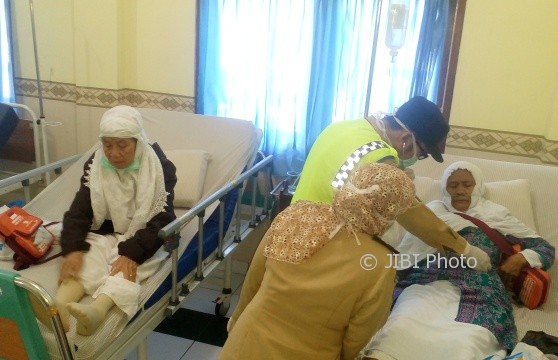 Jemaah haji kloter 10 Pemalang mendapatkan perawatan dari Tim Kesehatan Haji Indonesia (TKHI) di klinik Asrama Haji Donohudan, Boyolali, Minggu (10/9/2017). (Muhammad Ismail/JIBI/Solopos)