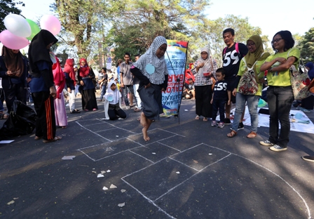 Anak-anak bermain engklek pada Kampanye Dolanan Anak saat car free day (CFD), Jl. Slamet Riyadi, Solo, Minggu (10/9/2017). (Nicolous Irawan/JIBI/Solopos)