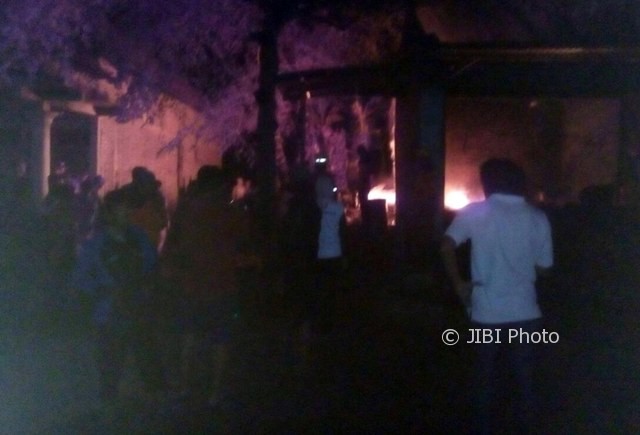 Bengkel tambal ban di Dukuh Banyudono RT 013, Desa Mojodoyong, Kedawung, Sragen, dilalap si jago merah, Selasa (12/9/2017). (Istimewa/AKP Bambang Susilo/Polsek Kedawung)