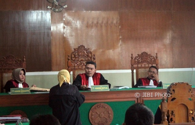 JPU berdialog dengan majelis hakim saat sidang kasus dugaan pelanggaran UU ITE dan penistaan agama di PN Sragen, Selasa (12/9/2017). (Tri Rahayu/JIBI/Solopos)