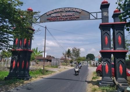 Pengendara melintas di jalan Tegalgondo-Pulon, Desa Wunut, Klaten, Selasa (12/9/2017). (Cahyadi Kurniawan/JIBI/Solopos)