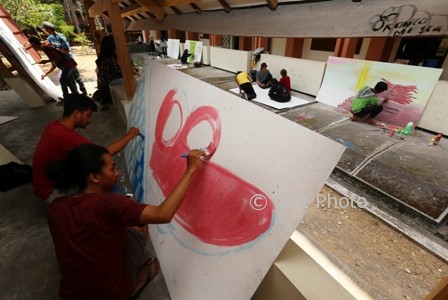 Peserta membuat mural saat mengikuti Mural Competition pada FSRD Artweek 2017 di Fakultas Seni Rupa dan Desain (FSRD), Universitas Sebelas Maret (UNS), Solo, Selasa (12/9/2017). (Nicolous Irawan/JIBI/Solopos)