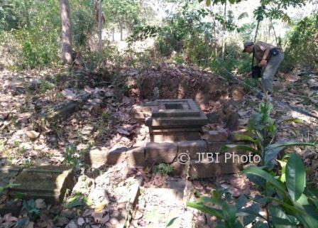 Warga menunjukkan lokasi hilangnya lingga yoni peninggalan Mataram Hindu abad ke-9 Masehi di Dukuh Watu Genuk, Desa Kragilan, Mojosongo, Boyolali, Kamis (14/9/2017). (Cahyadi Kurniawan/JIBI/Solopos)
