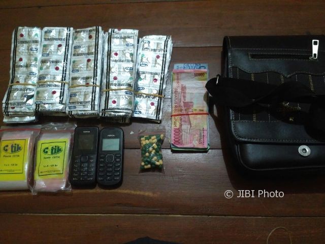Barang bukti obat keras Tramadol dan Trihexypenidil yang disita polisi dari tangan dua tersangka, Kamis (21/9/2017). (Istimewa/Dokumentasi Polres Sragen)