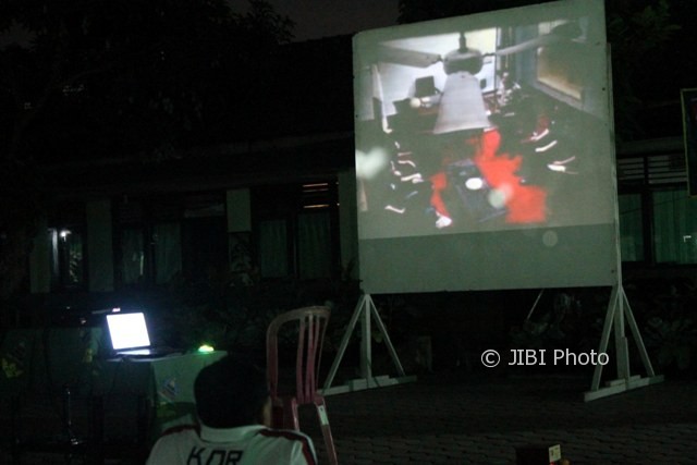 Komandan Kodim 0725/Sragen Letkol (Arh) Camas Sigit Prasetyo duduk paling depan saat nobar film G 30/S PKI di Makodim Sragen, Rabu (20/9/2017) malam. (Tri Rahayu/JIBI/Solopos)
