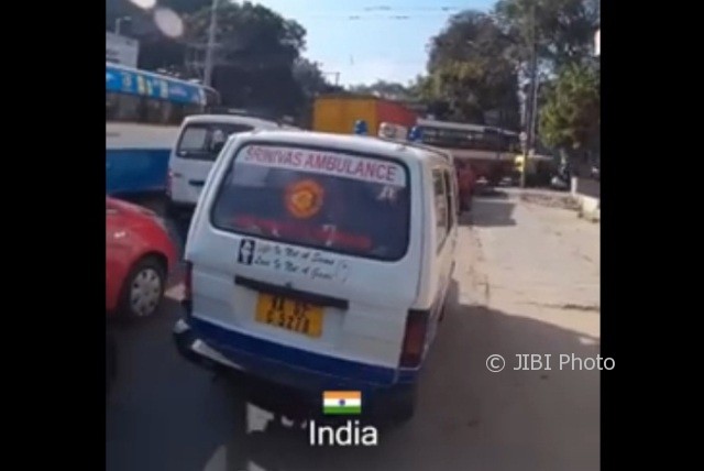 Ambulans di India terjebak kemacetan (Facebook)