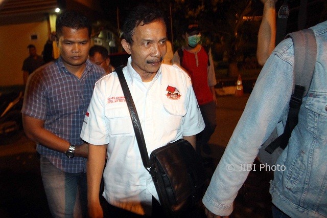 Bupati Batubara OK Arya Zulkarnaen (tengah) dikawal petugas ketika terjaring OTT KPK, sebelum diberangkatkan ke Jakarta di Mapolda Sumut, Medan, Sumatera Utara, Rabu (13/9/2017) malam. (JIBI/Solopos/Antara/Septianda Perdana)