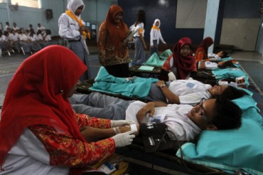 Para siswa SMAN 2 Solo mengikuti kegiatan pendonoran darah di aula sekolah setempat beberapa waktu lalu. Kegiatan ini digelar PMR Wirasmada bekerja sama dengan PMI Solo.