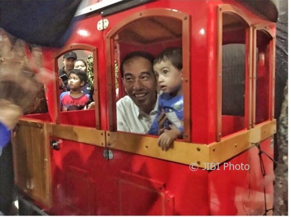 Presiden Jokowi bersama cucunya bermain di Solo Paragon Mal, Sabtu (16/9/2017). Foto Biro Pres Setpres (Instagram-Jokowi)