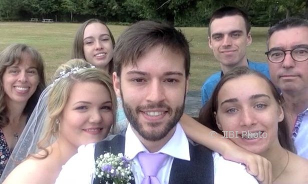 Foto selfie Hugo Cornellier (tengah) saat pernikahan (Mirror.co.uk)
