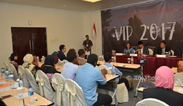 Rektor Universitas Diponegoro Semarang Prof. Yos Johan Utama (berpeci) memberikan paparan pada International Conference of Vocational Studies On Applied Research (Icovar) 2017, di Hotel Aston, Kota Semarang, Jateng, Rabu (13/9) (JIBI/Solopos/Antara/Istimewa-UPT Humas Undip)