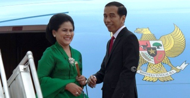 Presiden Joko Widodo dan Ibu Negara Iriana di tangga Pesawat Kepresidenan Republik Indonesia 1. (Setkab.go.id)