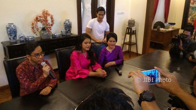Gibran Rakabuming Raka memberikan keterangan pers mengenai pernikahan Kahiyang Ayu di kediaman Presiden, Kelurahan Sumber, Banjarsari, Solo, Minggu (17/9/2017) siang. (M Ferri Setiawan/JIBI/Solopos)