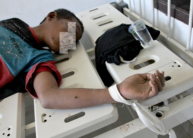 Seorang pasien terbaring di ruang isolasi RSJ Kendari dalam kondisi tak sadar seusai mengonsumsi obat sejenis somadril dan tramadol berlebihan di Kendari, Sulawesi Tenggara, Kamis (14/9/2017). (JIBI/Solopos/Antara/Jojon/Pras)