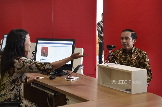 Presiden Joko Widodo (Jokowi) melakukan pendaftaran keanggotaan di Gedung Fasilitas Perpustakaan Nasional di Jakarta, Kamis (14/9/2017). (JIBI/Solopos/Antara/Puspa Perwitasari)
