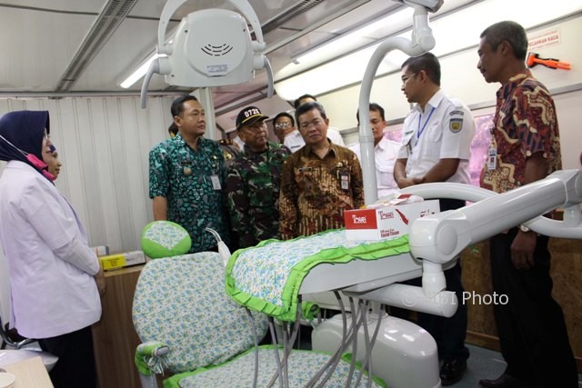Pejabat PT KAI Daops VI Jogja mendampingi perwakilan Pemkab Sragen, kepolisian, dan TNI, melihat fasilitas rail clinic di Stasiun Masaran, Sragen, Kamis (7/9/2017). (Kurniawan/JIBI/Solopos)