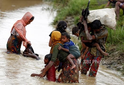 Pengungsi Rohingya menyeberangi pertabatasan menuju Teknaf, Bangladesh. (JIBI/Solopos/Reuters/Mohammad Ponir Hossain)