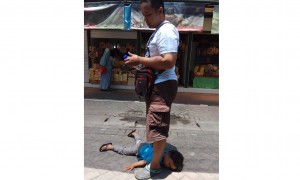Seorang pria mendiamkan anaknya yang tantrum di Gembira Loka Yogyakarta (Facebook-Reed Wanadi)