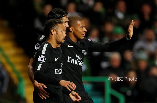 Kylian Mbappe, Edinson Cavani, dan Neymar merayakan gol. (JIBI/Reuters/Lee Smith)