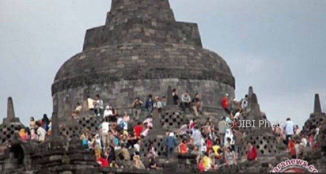 Wisatawan di seputaran stupa utama Candi Borobudur. (JIBI/Solopos/Antara)