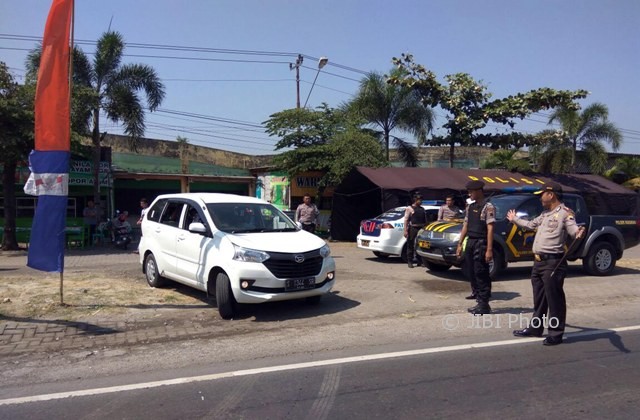 Kapolres Sragen AKBP Arif Budiman (kanan) menghalau sebuah mobil putih berpenumpang aktivis peserta bela Rohingya dalam razia tim gabungan di Rest Area Masaran, Sragen, Jumat (8/9/2017). (Istimewa/AKBP Arif Budiman/Polres Sragen)